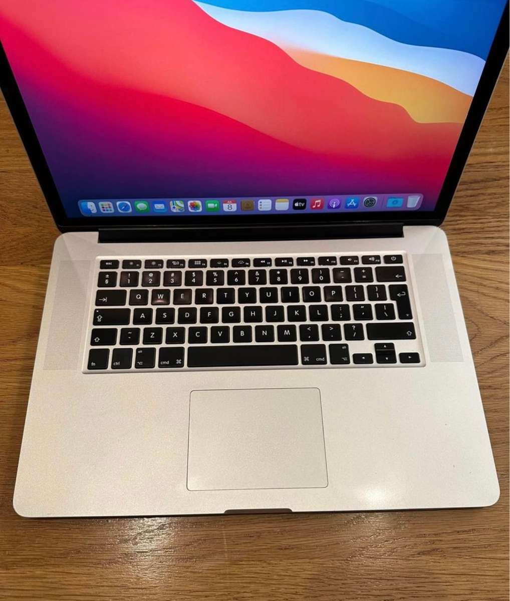 Apple MacBook Pro 15" Retina Mid 2014, Intel Core i7, 256gb SSD, 16gb Ram, 2.2GHz NEW BATTERY