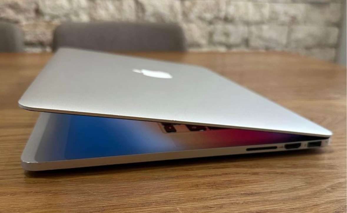 Apple MacBook Pro 15" Retina Mid 2014, Intel Core i7, 256gb SSD, 16gb Ram, 2.2GHz NEW BATTERY