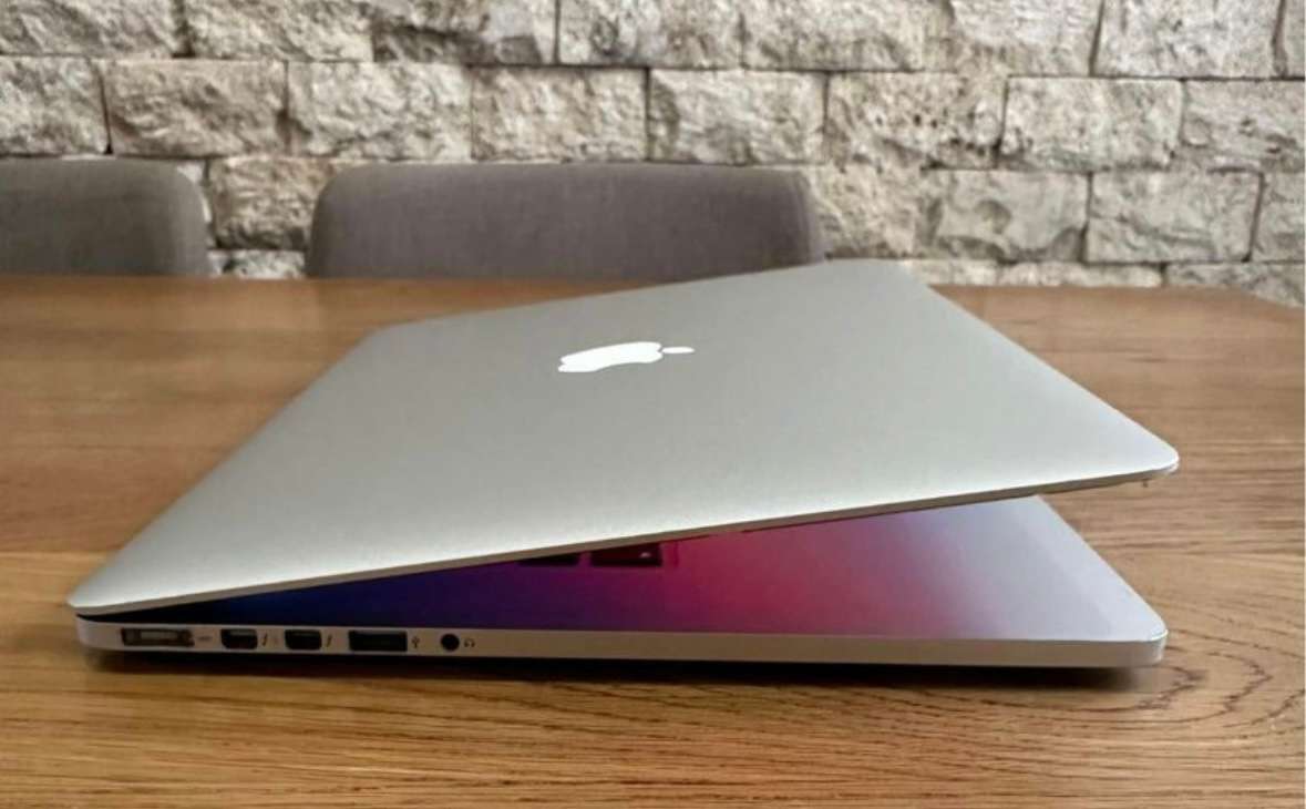 Apple MacBook Pro 15" Retina Mid 2014, Intel Core i7, 256gb SSD, 16gb Ram, 2.2GHz NEW BATTERY