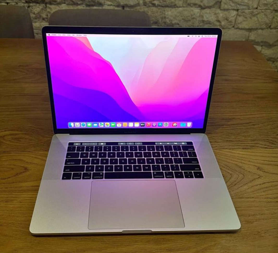 MacBook Pro (15-inch, 2016)TOUCHBAR 2.6GHz, Intel Core i7 ,256GB SSD, 16GB Ram - Silver