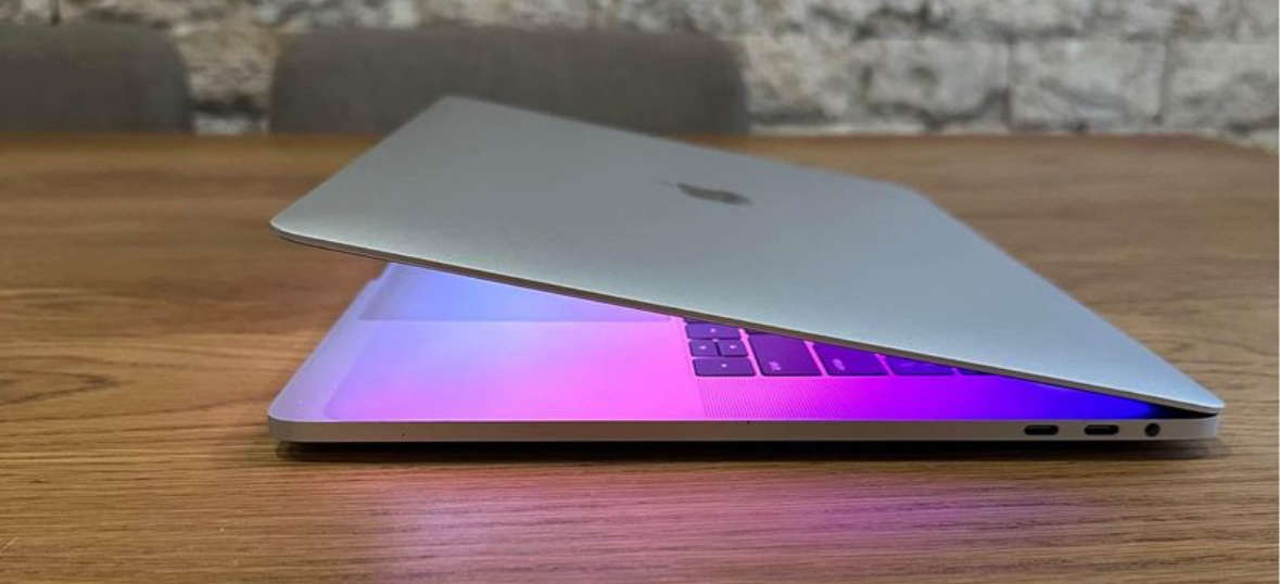 MacBook Pro (15-inch, 2016)TOUCHBAR 2.6GHz, Intel Core i7 ,256GB SSD, 16GB Ram - Silver