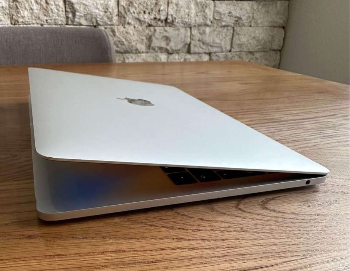 Apple MacBook Pro 13 Retina 2017 Silver, Intel Core i5, 128gb SSD, 8gb Ram, 2.3GHz