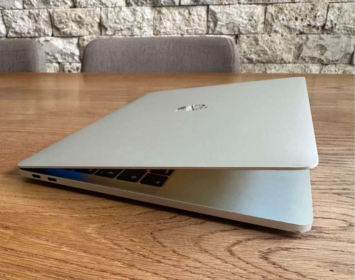 Apple MacBook Pro 13 Retina 2017 Silver, Intel Core i5, 128gb SSD, 8gb Ram, 2.3GHz