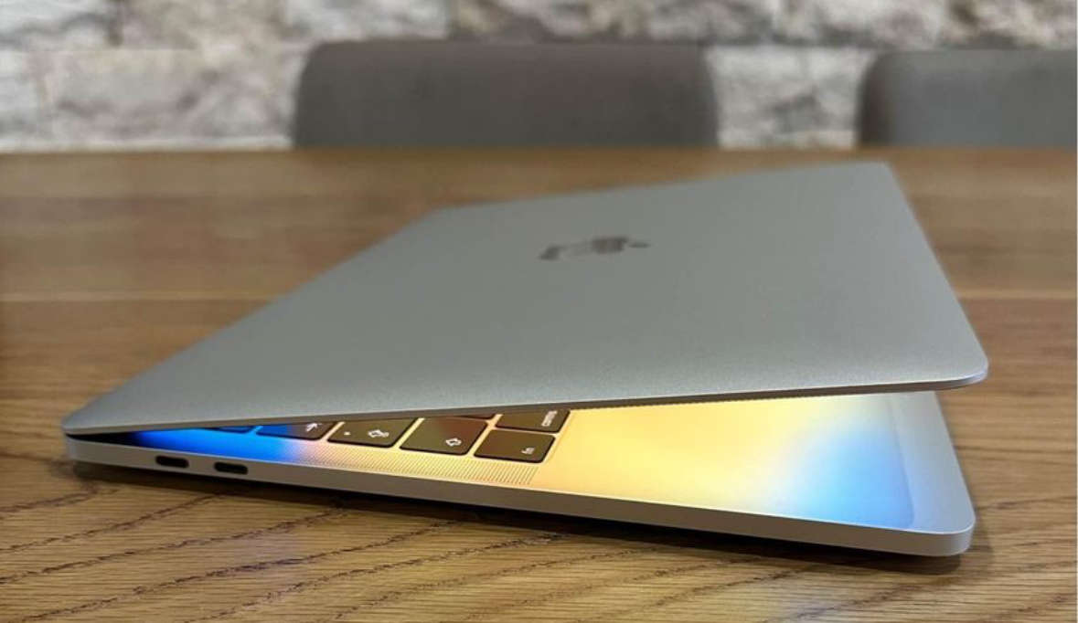 MacBook Pro 13 inch 2017 TouchBar 3.1GHz i5 8GB RAM 512GB SSD Silver