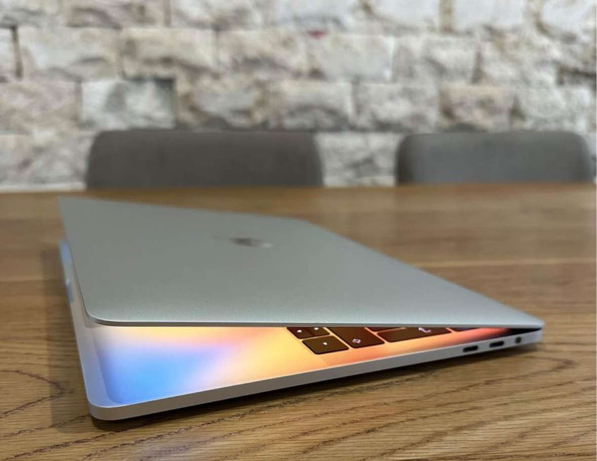 MacBook Pro 13 inch 2017 TouchBar 3.1GHz i5 8GB RAM 512GB SSD Silver