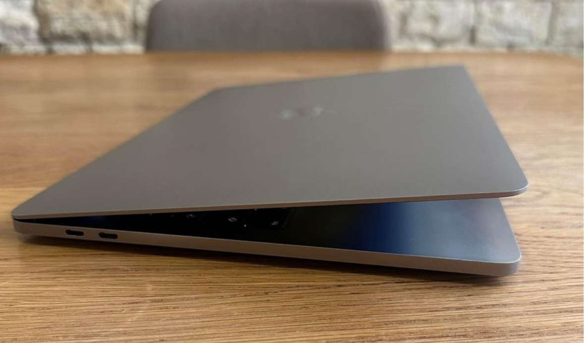 MacBook Pro 13 inch 2019 TouchBar 2.4GHz i5 8GB RAM 256GB SSD Space Grey