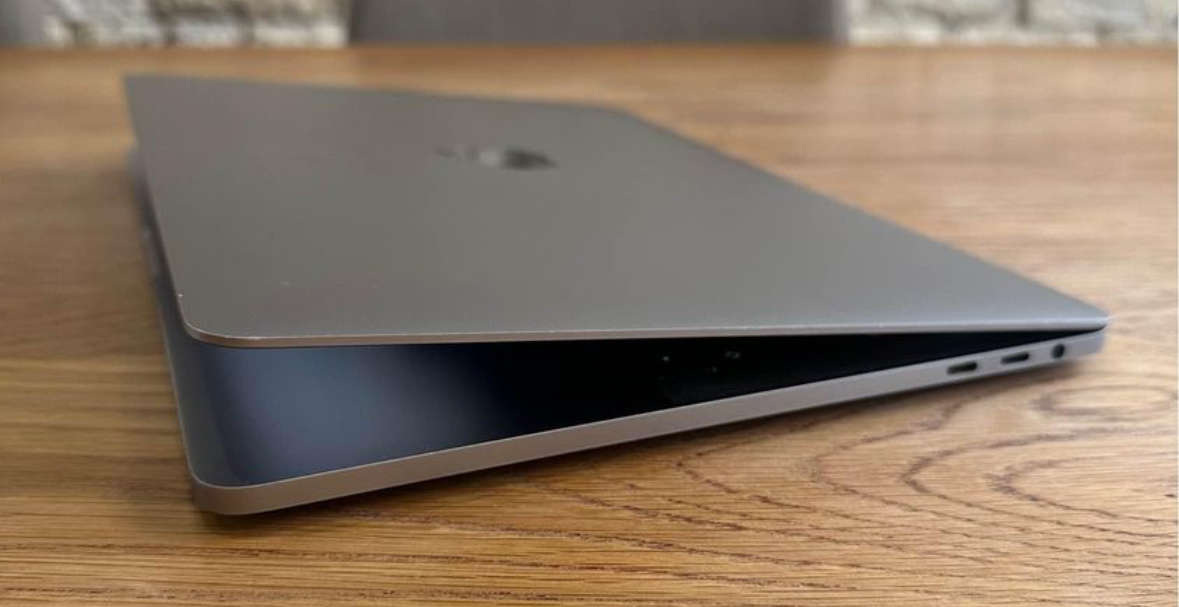 MacBook Pro 13 inch 2019 TouchBar 2.4GHz i5 8GB RAM 256GB SSD Space Grey