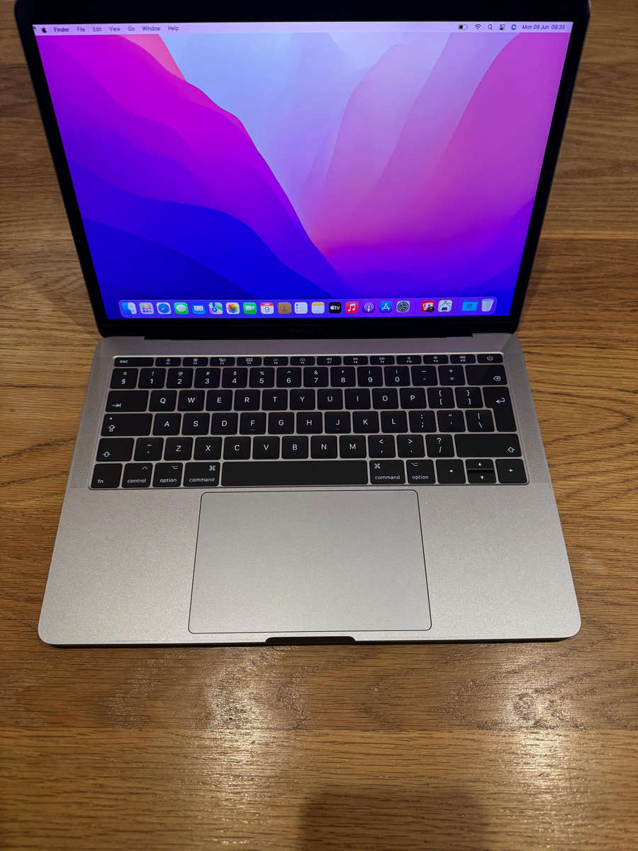 Apple MacBook Pro 13 Retina 2016 Space Grey, Intel Core i5, 256gb SSD, 8gb Ram, 2.0GHz NEW BATTERY!!