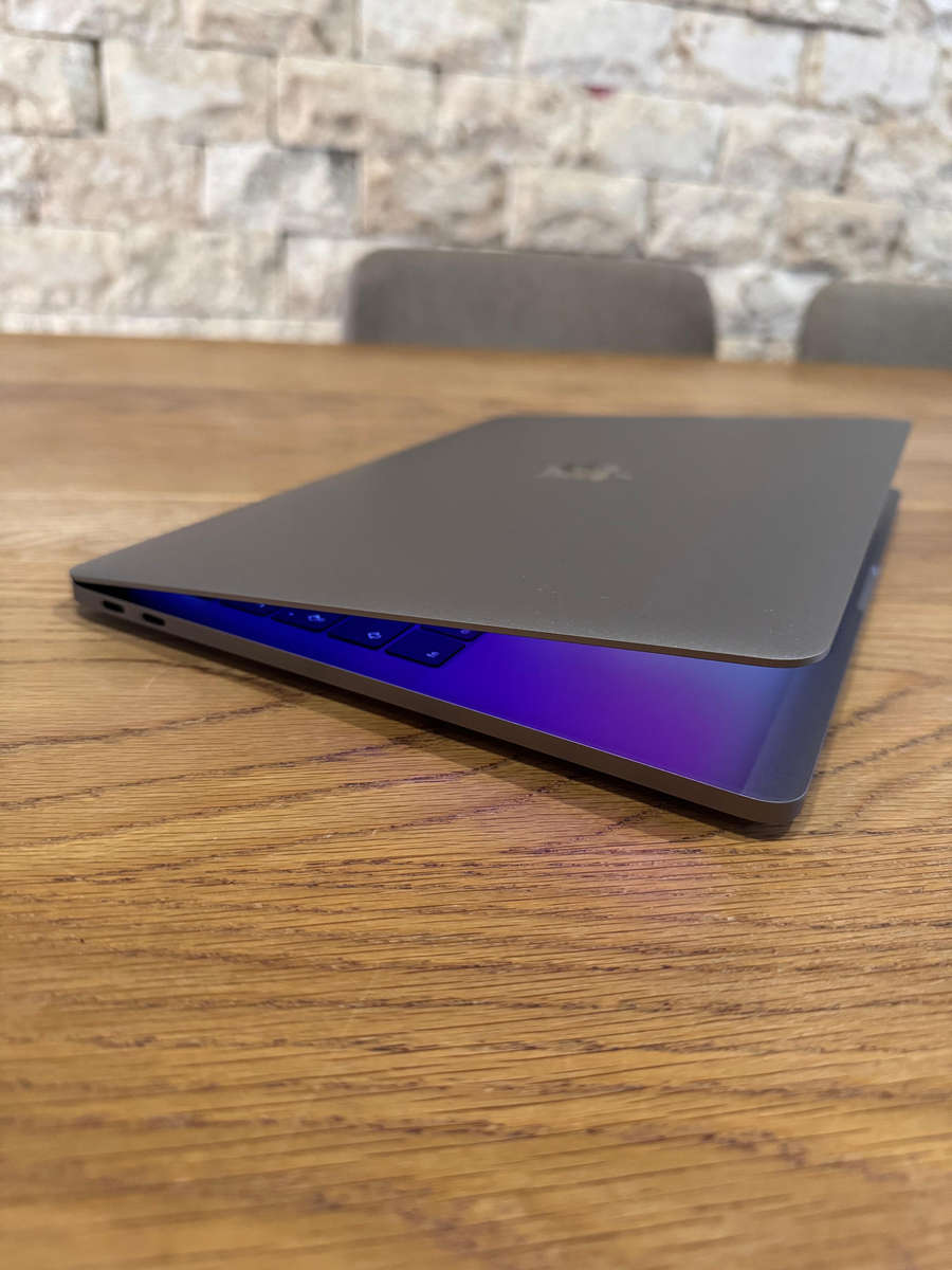 Apple MacBook Pro 13 Retina 2016 Space Grey, Intel Core i5, 256gb SSD, 8gb Ram, 2.0GHz NEW BATTERY!!