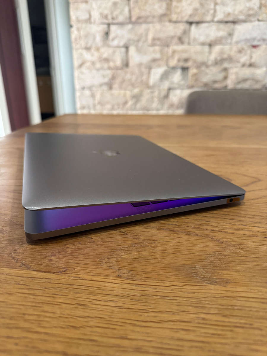 Apple MacBook Pro 13 Retina 2016 Space Grey, Intel Core i5, 256gb SSD, 8gb Ram, 2.0GHz NEW BATTERY!!