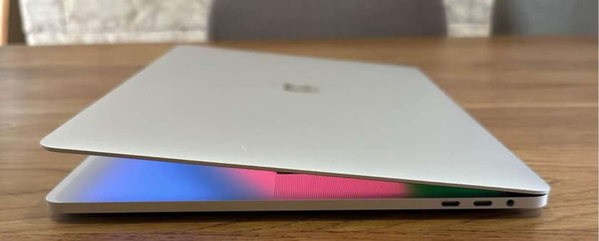 MacBook Pro (15-inch, 2018) 2.6GHz, Intel Core i7 ,512GB SSD, 16GB Ram - Silver , NEW BATERY INSTALL