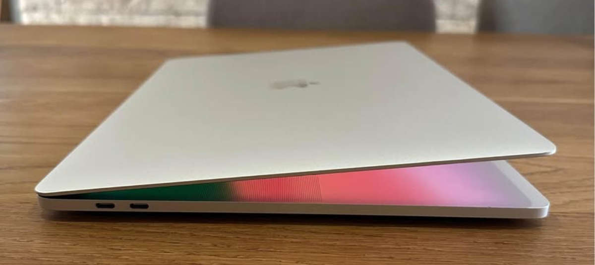 MacBook Pro (15-inch, 2018) 2.6GHz, Intel Core i7 ,512GB SSD, 16GB Ram - Silver , NEW BATERY INSTALL