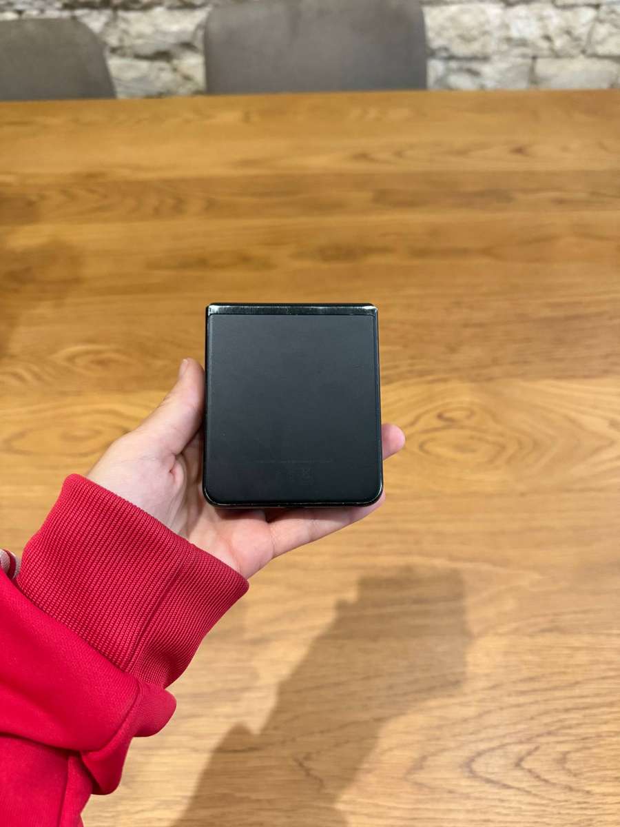 Samsung Galaxy Z Flip 3 phone for spares and parts