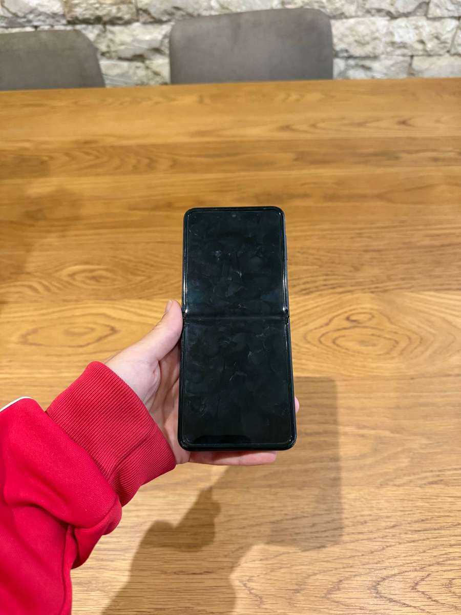 Samsung Galaxy Z Flip 3 phone for spares and parts