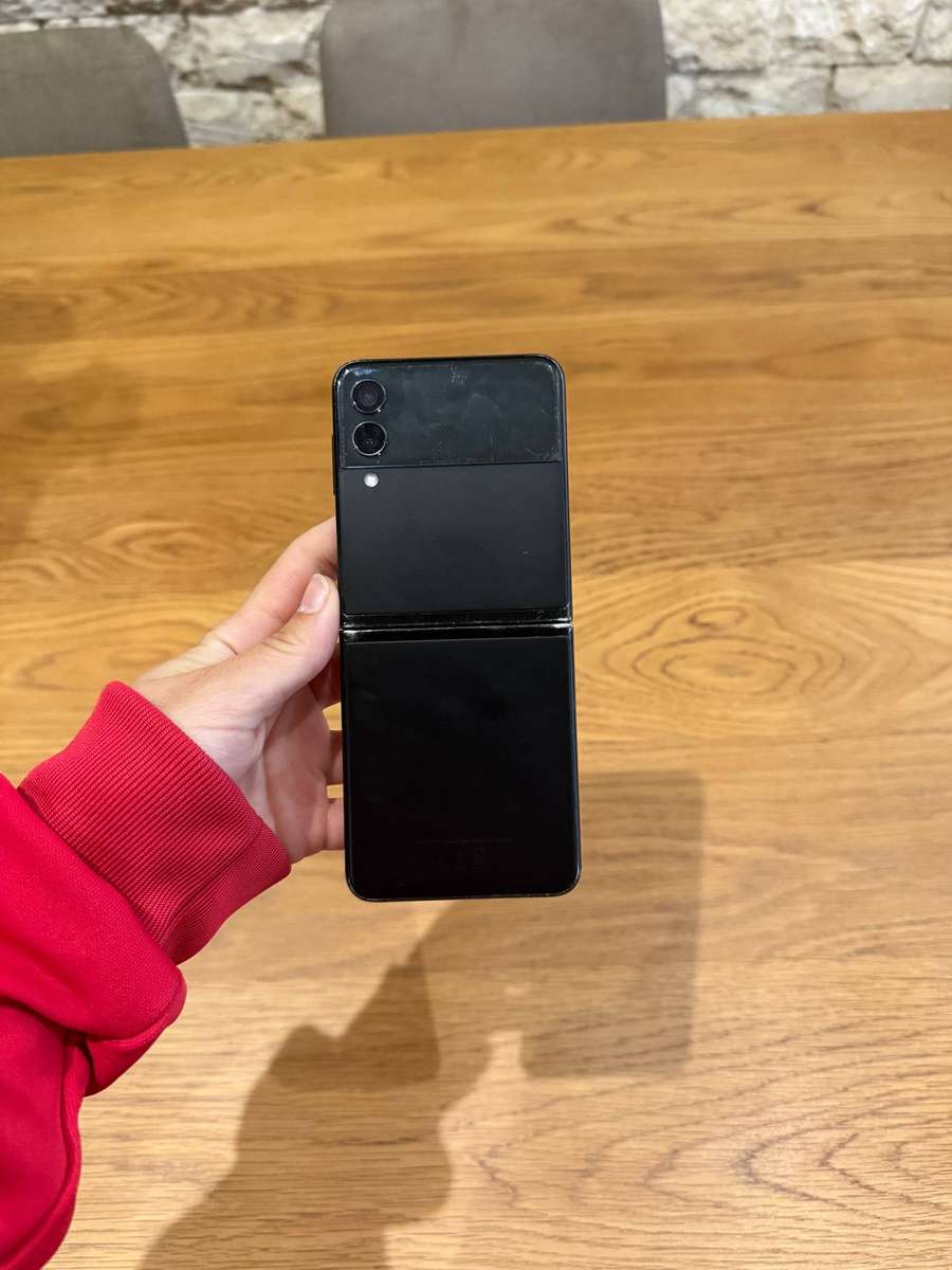 Samsung Galaxy Z Flip 3 phone for spares and parts
