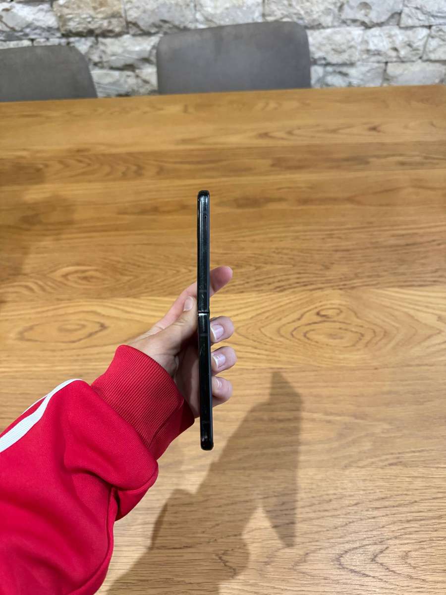 Samsung Galaxy Z Flip 3 phone for spares and parts