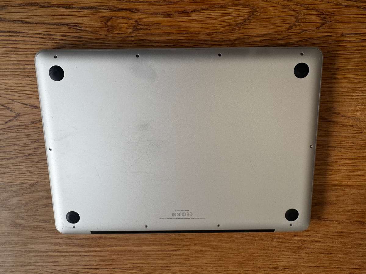 Apple MacBook Pro 13" MID 2012, Intel Core i5, 500gb HDD, 4gb Ram, 2.5GHz NEW BATTERY!!!!