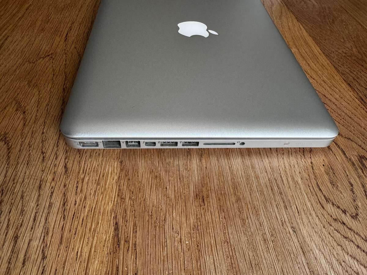 Apple MacBook Pro 13" MID 2012, Intel Core i5, 500gb HDD, 4gb Ram, 2.5GHz NEW BATTERY!!!!