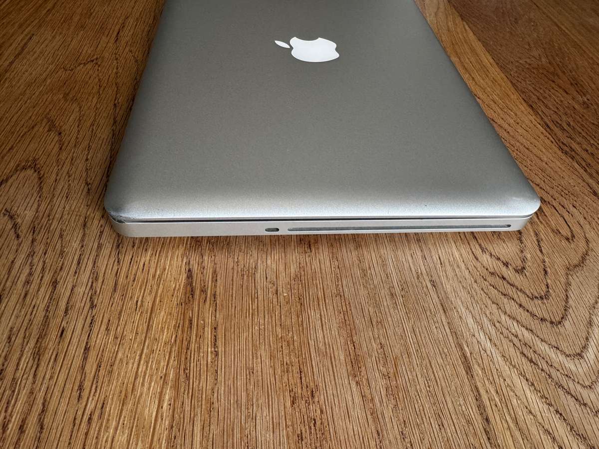 Apple MacBook Pro 13" MID 2012, Intel Core i5, 500gb HDD, 4gb Ram, 2.5GHz NEW BATTERY!!!!