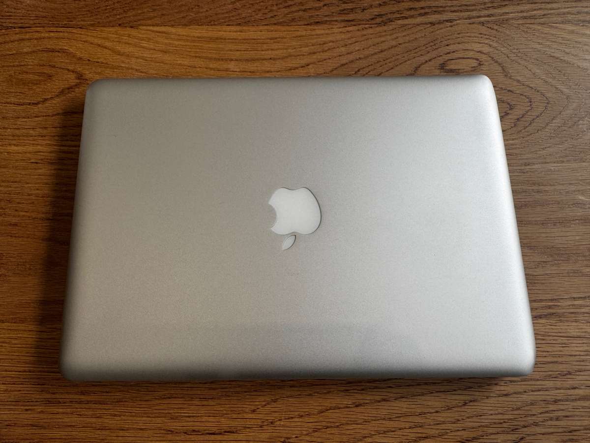 Apple MacBook Pro 13" MID 2012, Intel Core i5, 500gb HDD, 4gb Ram, 2.5GHz NEW BATTERY!!!!