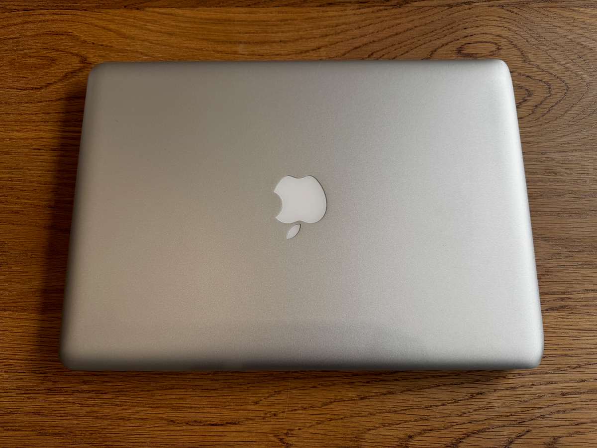 Apple MacBook Pro 13" MID 2012, Intel Core i5, 500gb HDD, 4gb Ram, 2.5GHz NEW BATTERY!!!!