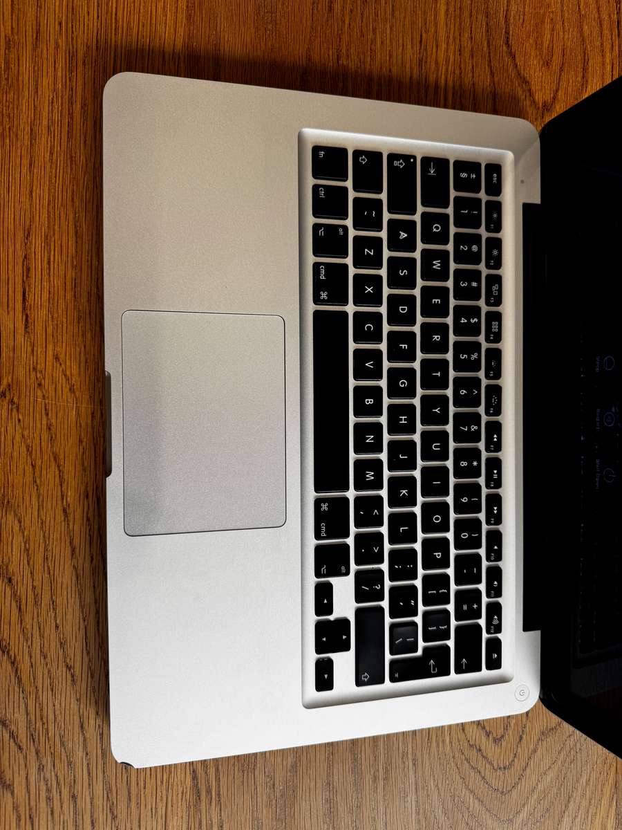Apple MacBook Pro 13" MID 2012, Intel Core i5, 500gb HDD, 4gb Ram, 2.5GHz NEW BATTERY!!!!