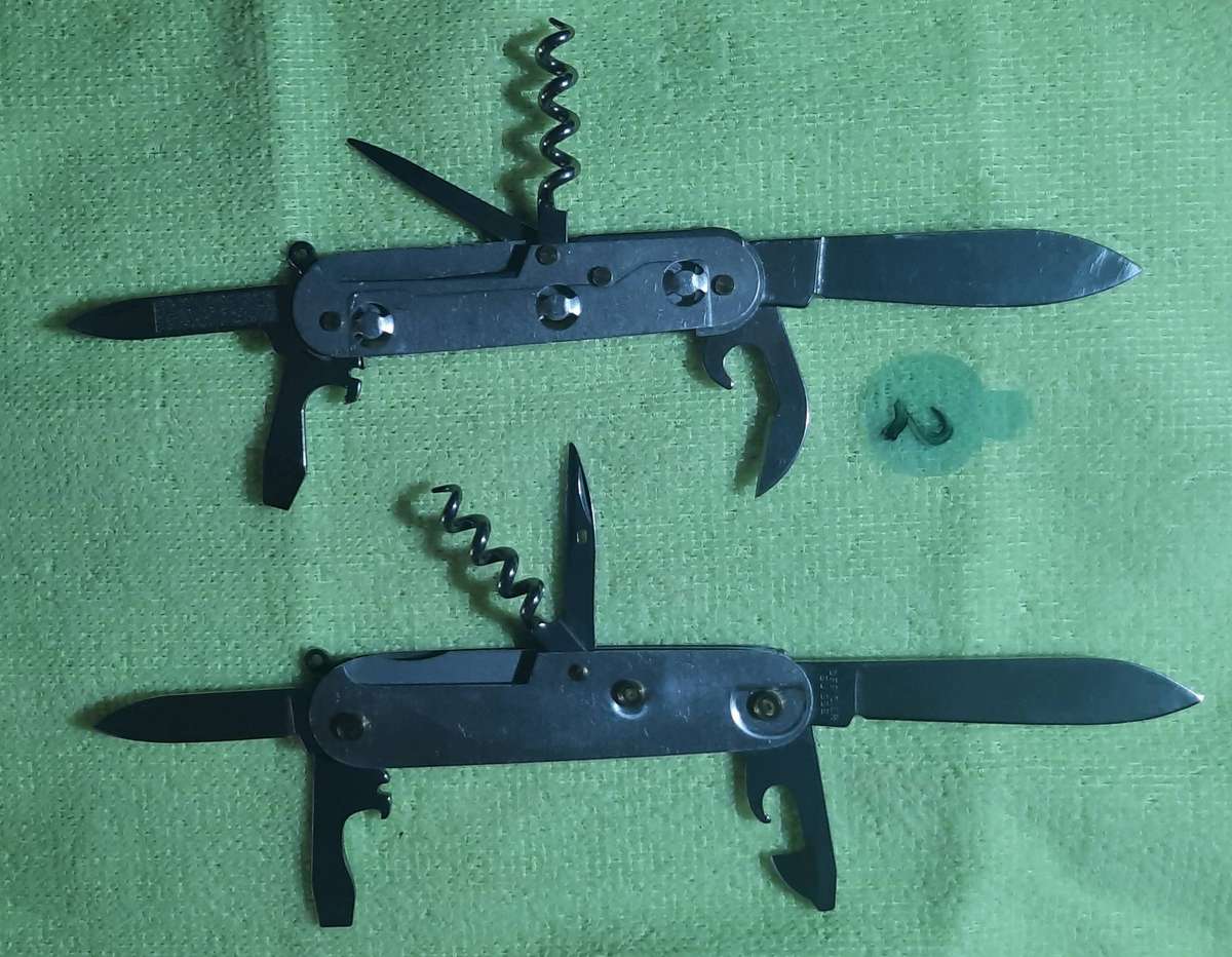 Victorinox /Wenger- as per pictures two bodies with blades no scales