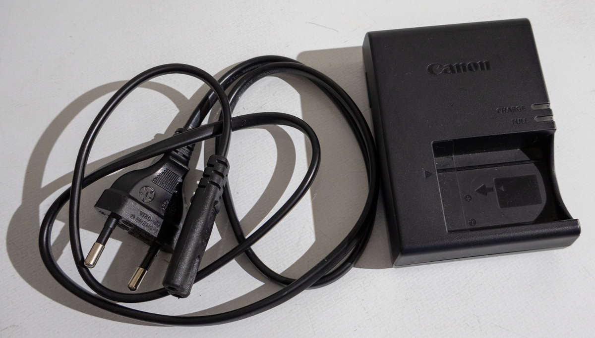 Canon EOS 77D DSLR - 24.2 Megapixels - Dual Pixel CMOS AF - Wi-Fi, NFC, Bluetooth - Body Only