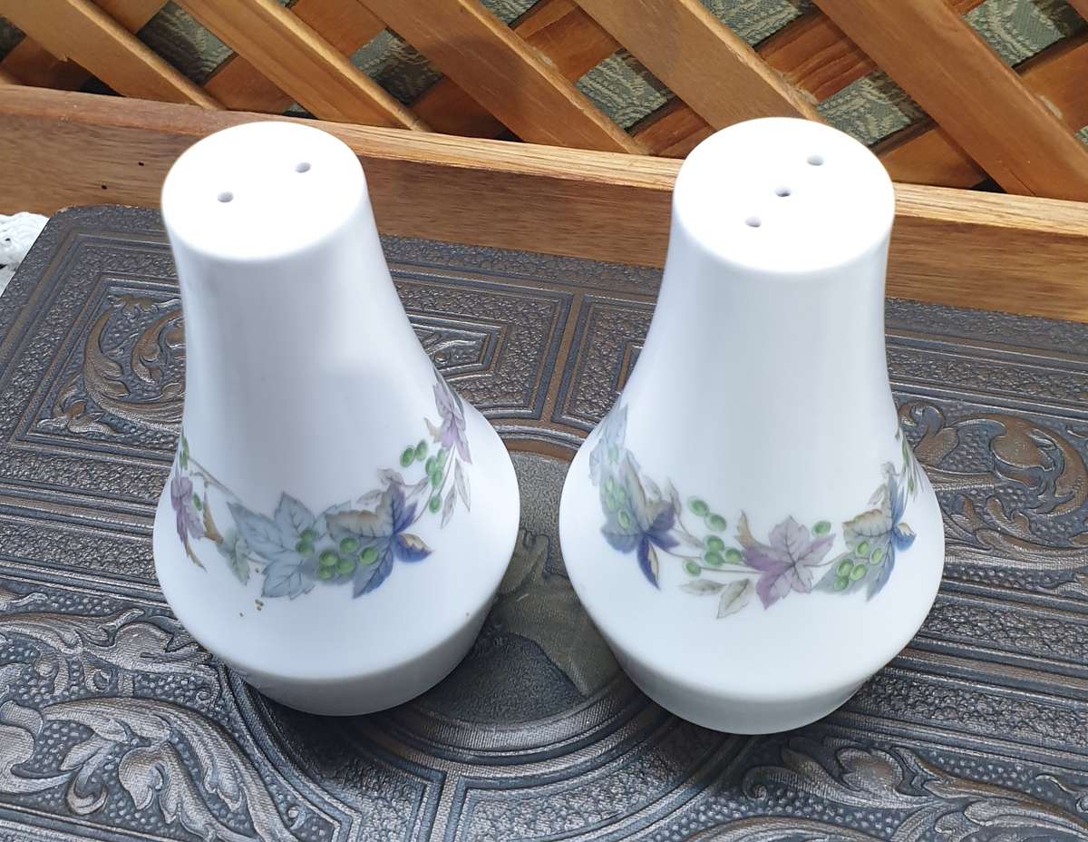 NORITAKE SALT AND PEPPER SET