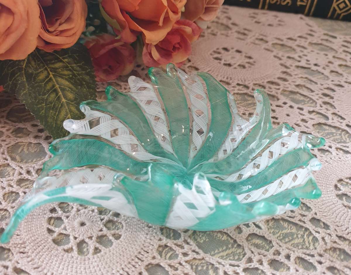 STUDIO GLASS LEAVE BOWL