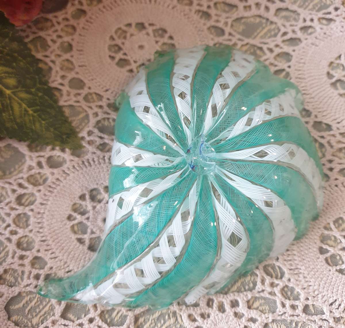 STUDIO GLASS LEAVE BOWL