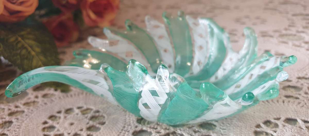 STUDIO GLASS LEAVE BOWL