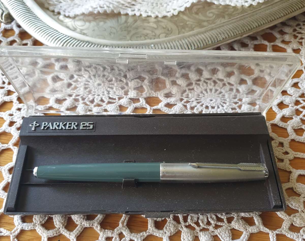PARKER PEN | NEEDS A NEW REFILL | MADE IN ENGLAND