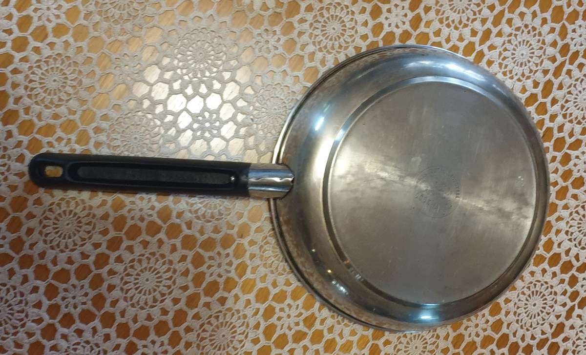 18/10 STAINLESS STEEL BETTY CROCKER COOKWARE PAN