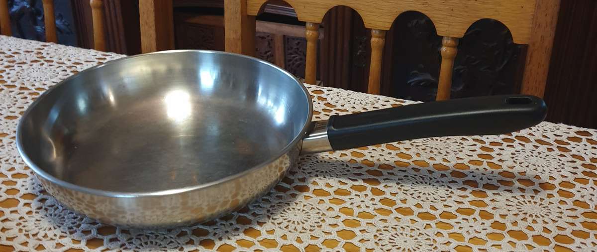 18/10 STAINLESS STEEL BETTY CROCKER COOKWARE PAN