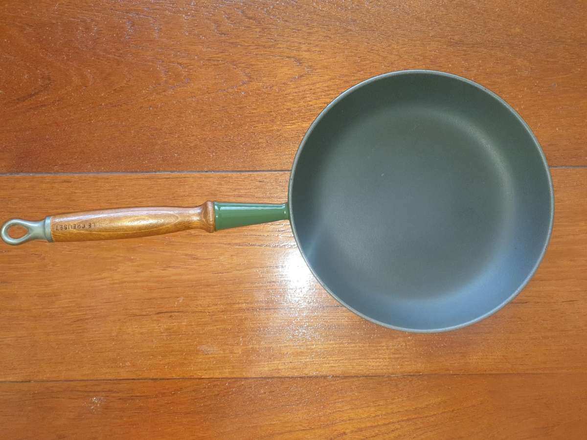Authentic French  26 CM  Le Creuset Frying pan -PRISTINE  CONDITION