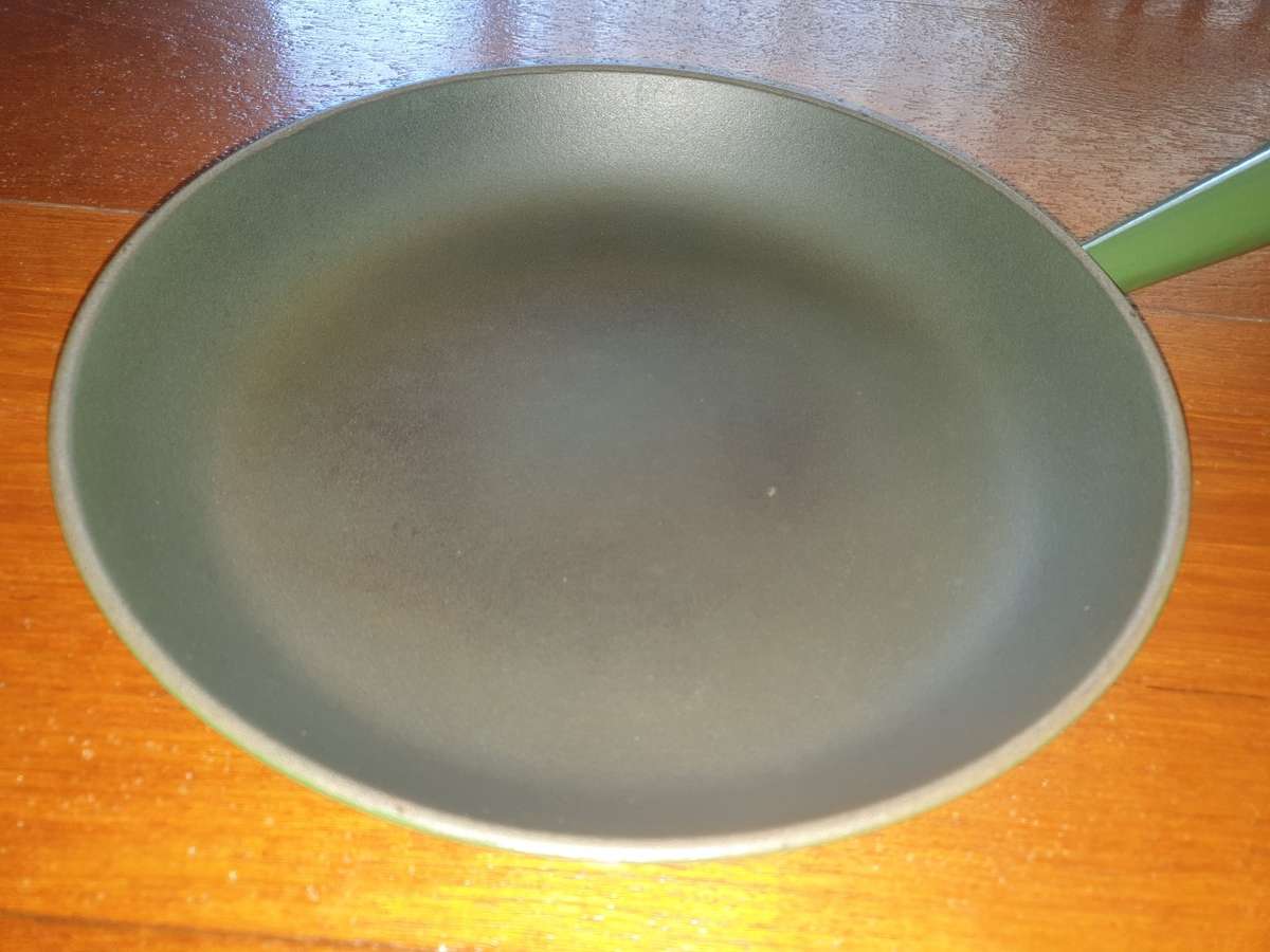 Authentic French  26 CM  Le Creuset Frying pan -PRISTINE  CONDITION