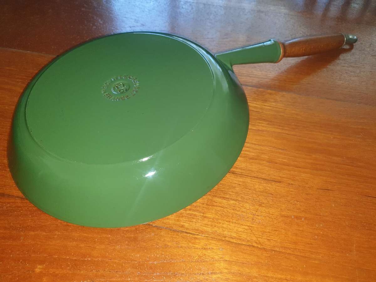 Authentic French  26 CM  Le Creuset Frying pan -PRISTINE  CONDITION