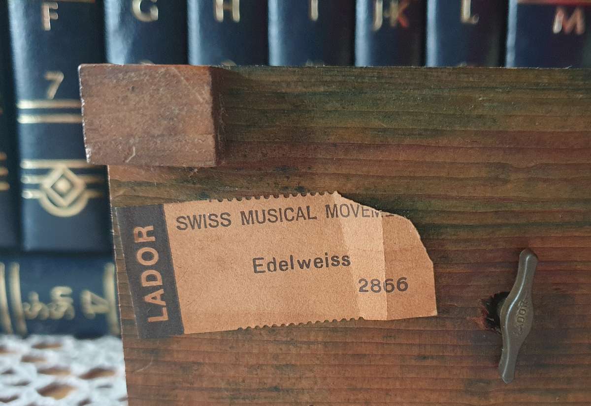 Vintage CUENDET Motion Wind Up Chalet Music Box