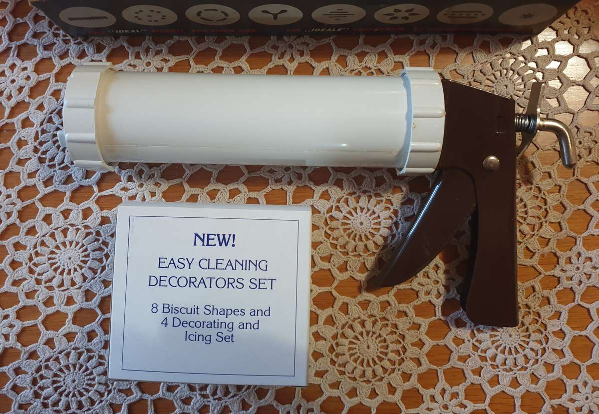 Vintage Ideal Biscuit Cookie Maker Icing Press Gun Shapes & Decorator Set