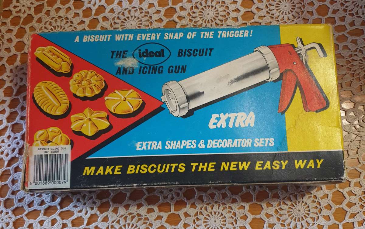 Vintage Ideal Biscuit Cookie Maker Icing Press Gun Shapes & Decorator Set