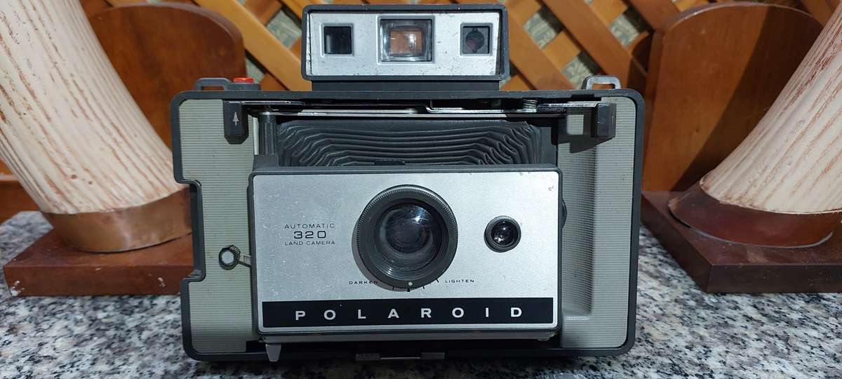 POLAROID 320 INSTANT CAMERA