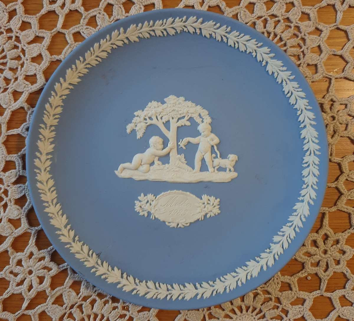 WEDGWOOD JASPERWARE PLATE~ 1983 MOTHERS DAY~ CHILDREN & DOG