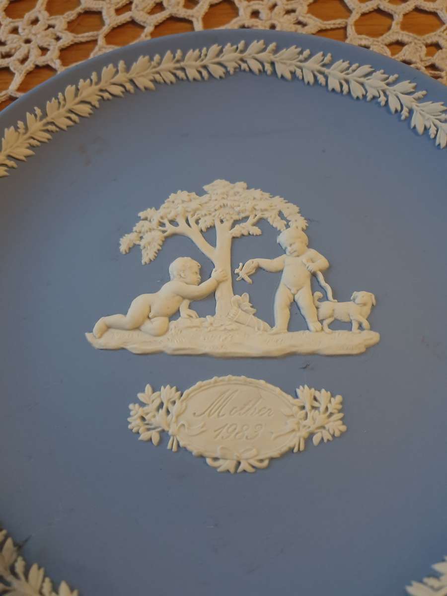 WEDGWOOD JASPERWARE PLATE~ 1983 MOTHERS DAY~ CHILDREN & DOG