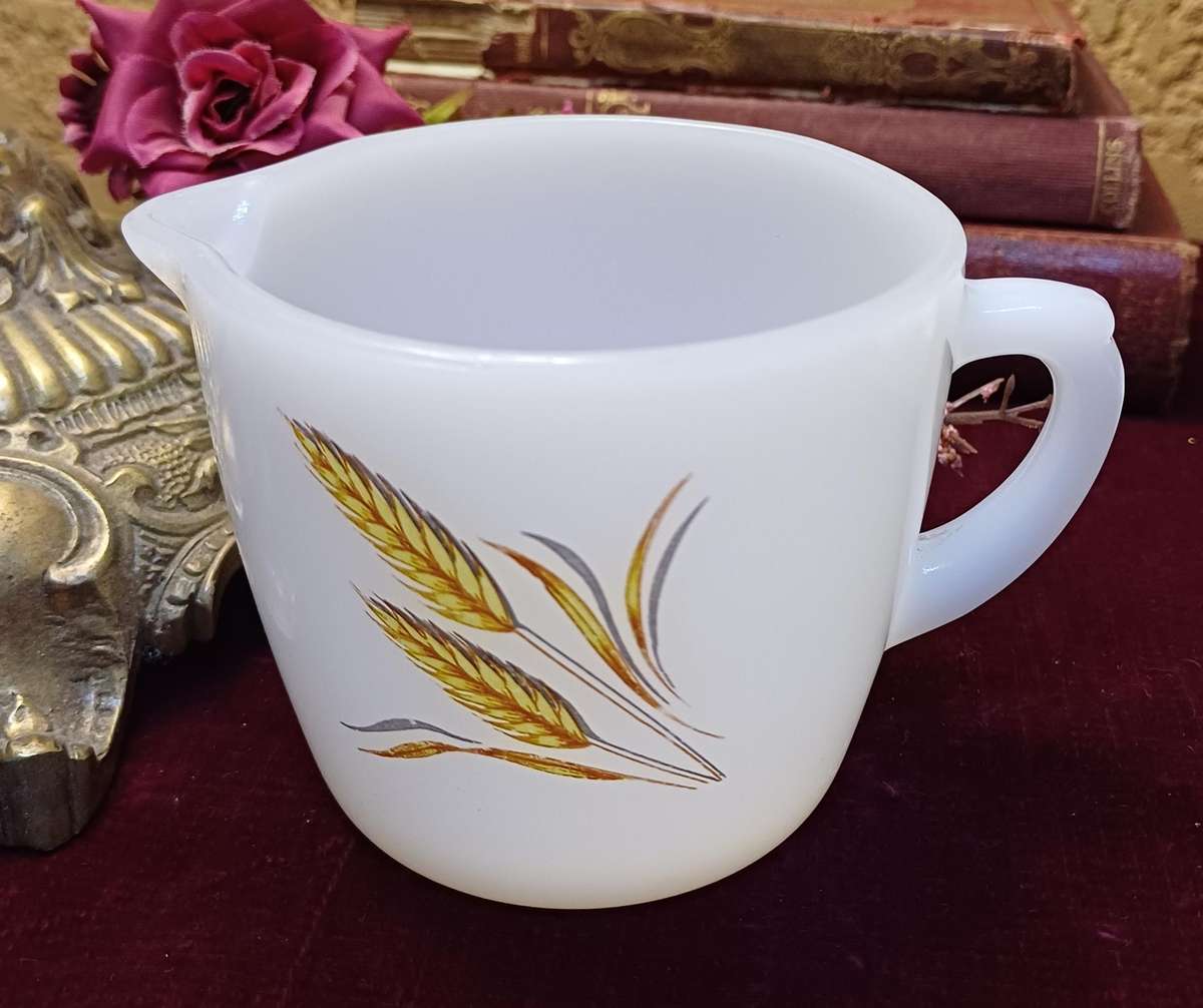 MILK GLASS | MILK POURER | VINTAGE |