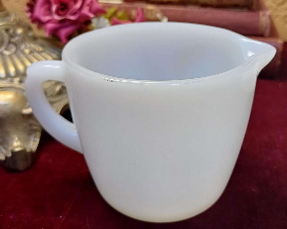 MILK GLASS | MILK POURER | VINTAGE |