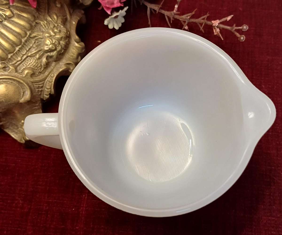 MILK GLASS | MILK POURER | VINTAGE |