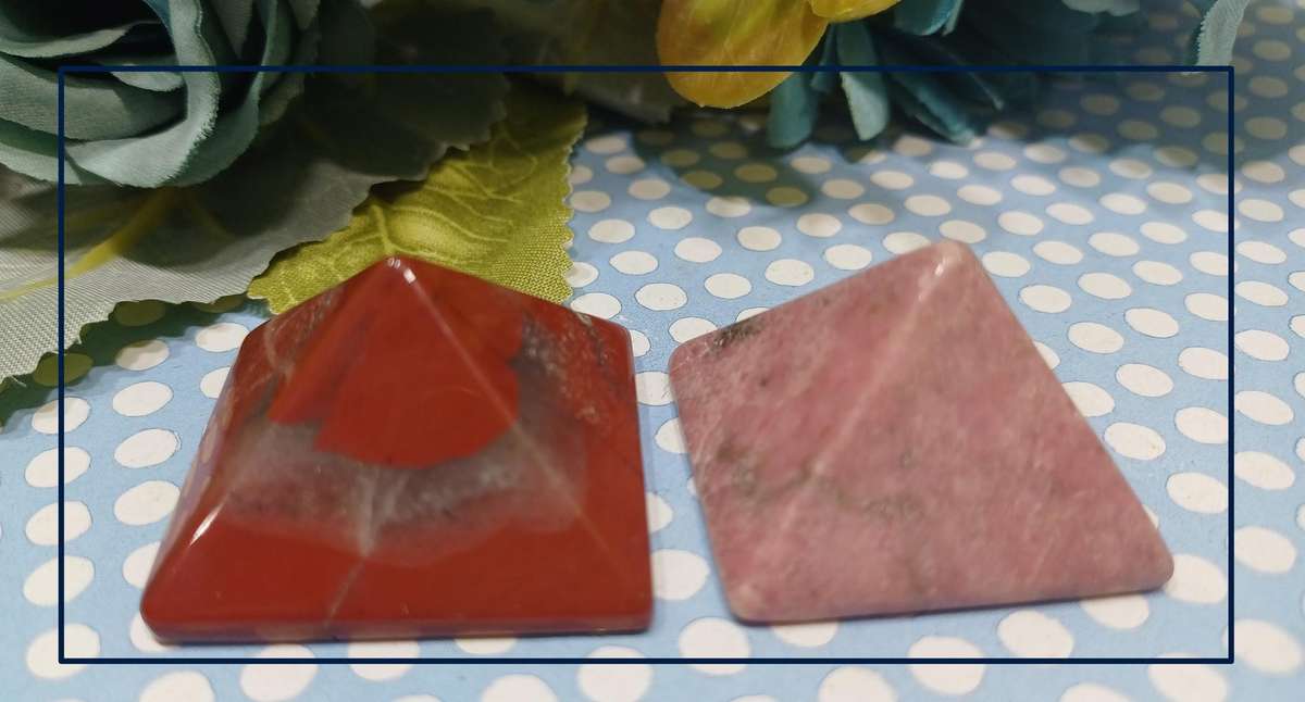 Set of Two Crystal Pyramids  (3 x 3 x 2.5 cm each) | 34 |