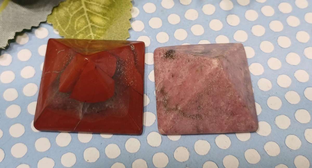 Set of Two Crystal Pyramids  (3 x 3 x 2.5 cm each) | 34 |