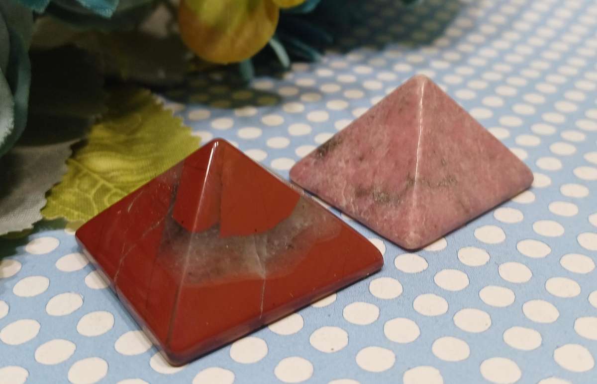 Set of Two Crystal Pyramids  (3 x 3 x 2.5 cm each) | 34 |